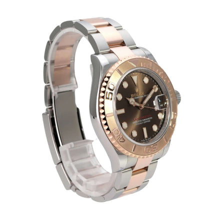 Rolex Yacht-Master 40 Oystersteel Everose-Gold 126621 Schoko Uhrenansicht mit Schokoladenfarbenem Zifferblatt und Edelstahlgelenk.