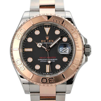 Rolex Yacht-Master 40 Oystersteel Everose-Gold 126621 Schwarz mit schwarzem Zifferblatt und roségoldener Lünette.