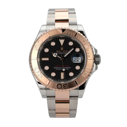 Rolex Yacht-Master 40 Oystersteel Everose-Gold 126621 Schwarz mit schwarzem Zifferblatt und drehbarer Lünette.