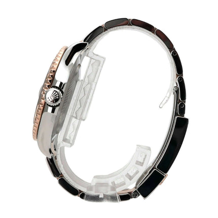 Rolex Yacht-Master 40 Oystersteel Everose-Gold 126621 Schwarz seitliche Ansicht mit schwarzem Armband