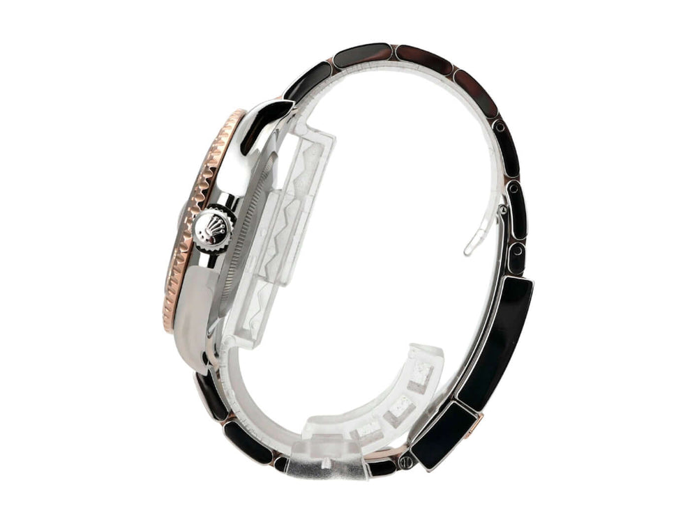 Rolex Yacht-Master 40 Oystersteel Everose-Gold 126621 Schwarz seitliche Ansicht mit schwarzem Armband