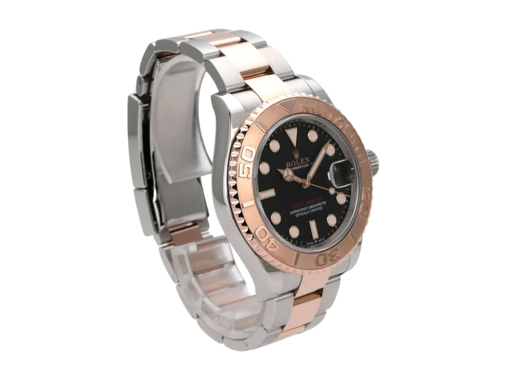 Rolex Yacht-Master 40 Oystersteel Everose-Gold 126621 Schwarz Uhr mit schwarzem Zifferblatt und poliertem Armband.
