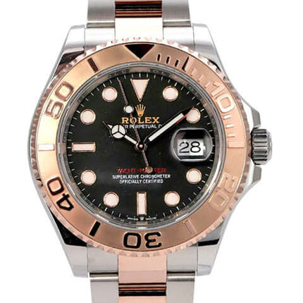 Rolex Yacht-Master 40 Oystersteel Everose-Gold 126621 Schwarz mit schwarzem Zifferblatt und Everose-Gold-Lünette.
