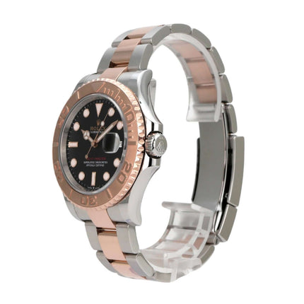Rolex Yacht-Master 40 Oystersteel Everose-Gold 126621 Schwarz seitliche Ansicht mit schwarzem Zifferblatt auf Edelstahl-Armband.