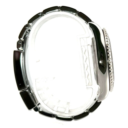 Seitenansicht einer Rolex Yacht-Master 40 Oystersteel Platin 126622, mit poliertem und satiniertem Edelstahlband und beidseitig drehbarer Lünette.