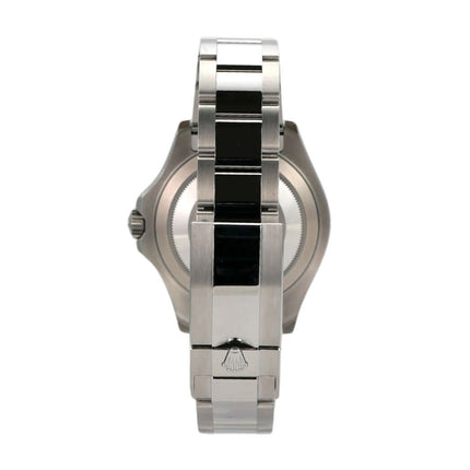 Seitenansicht der Rolex Yacht-Master 40 aus Edelstahl und Platin mit poliertem Oysterband.