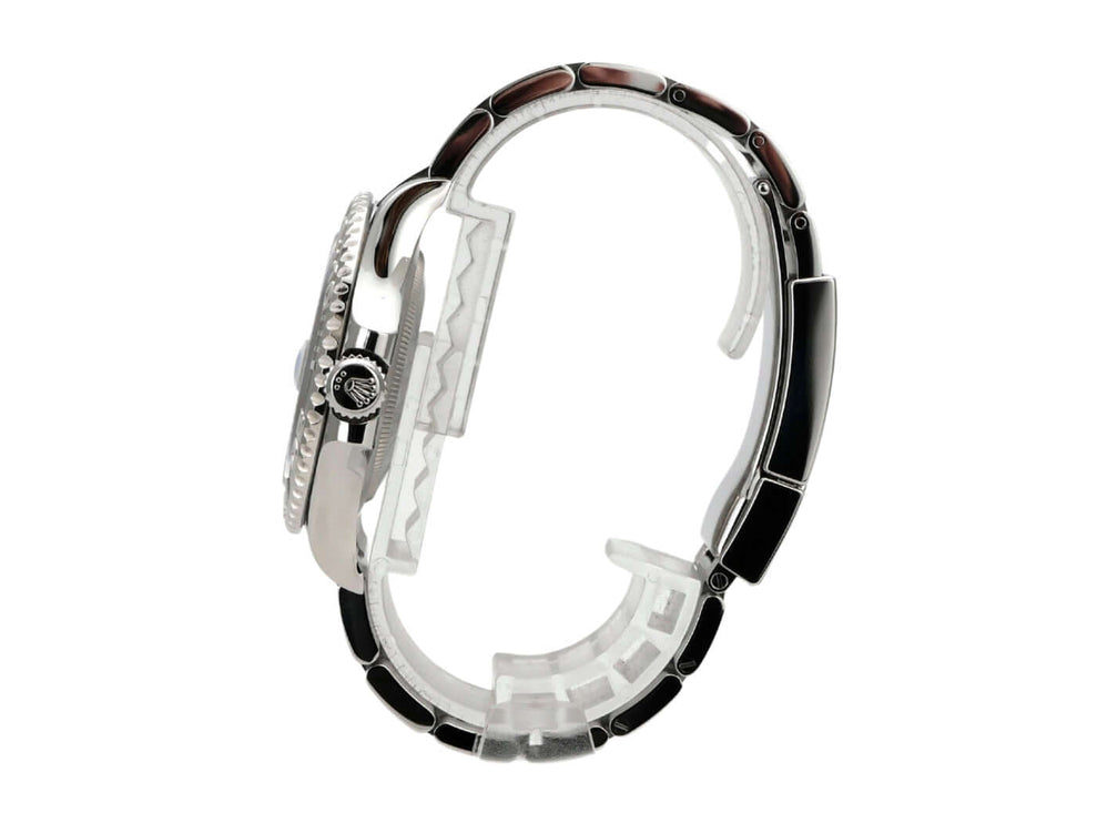 Rolex Yacht-Master 40 Oystersteel Platin 126622 Blau im Detail mit Sicherheitsfaltschließe und poliertem Edelstahlband.