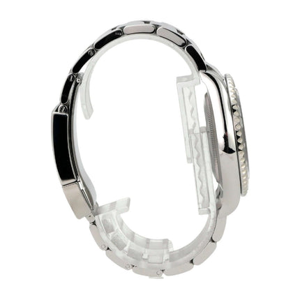 Seitenansicht der Rolex Yacht-Master 40 Oystersteel Platin 126622 Blau mit poliertem Edelstahlarmband.