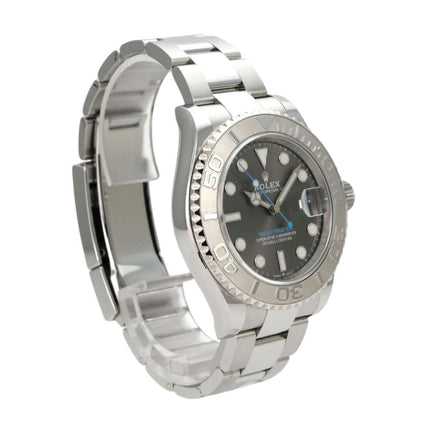 Rolex Yacht-Master 40 Oystersteel Platin 126622 Rhodium mit poliertem Edelstahlarmband und rhodiumfarbenem Zifferblatt.