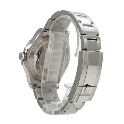 Seitenansicht der Rolex Yacht-Master 40 Oystersteel Platin 126622 Rhodium mit poliertem Edelstahlband.