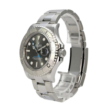 Rolex Yacht-Master 40 Oystersteel Platin 126622 Rhodium mit poliertem Edelstahlband und rhodiumfarbenem Zifferblatt.