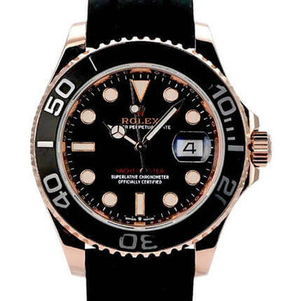 Rolex Yacht-Master 40 Everose-Gold 126655 mit schwarzem Zifferblatt und Oyster Kautschukband.