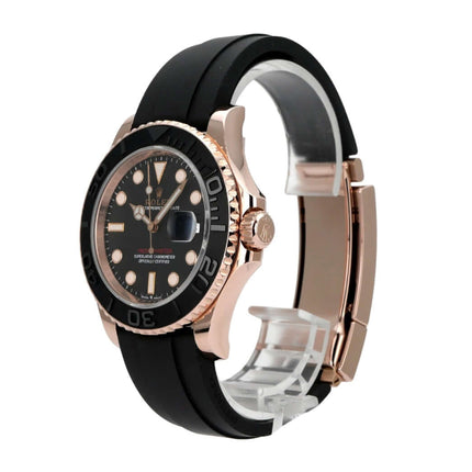 Rolex Yacht-Master 40 Everose-Gold 126655 mit schwarzem Zifferblatt und Oyster Kautschukband.