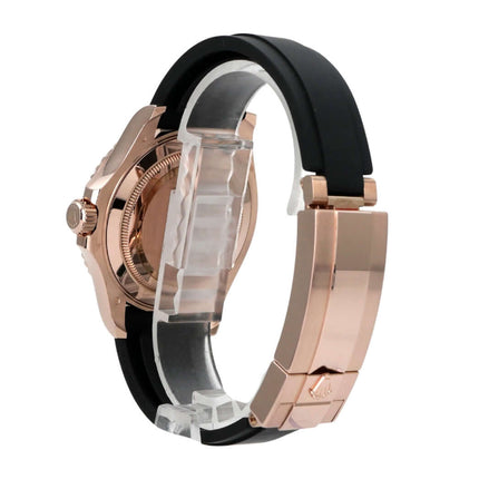 Seitenansicht der Rolex Yacht-Master 40 Everose-Gold 126655 mit Oyster Kautschukband und Everose-Gold Gehäuse.
