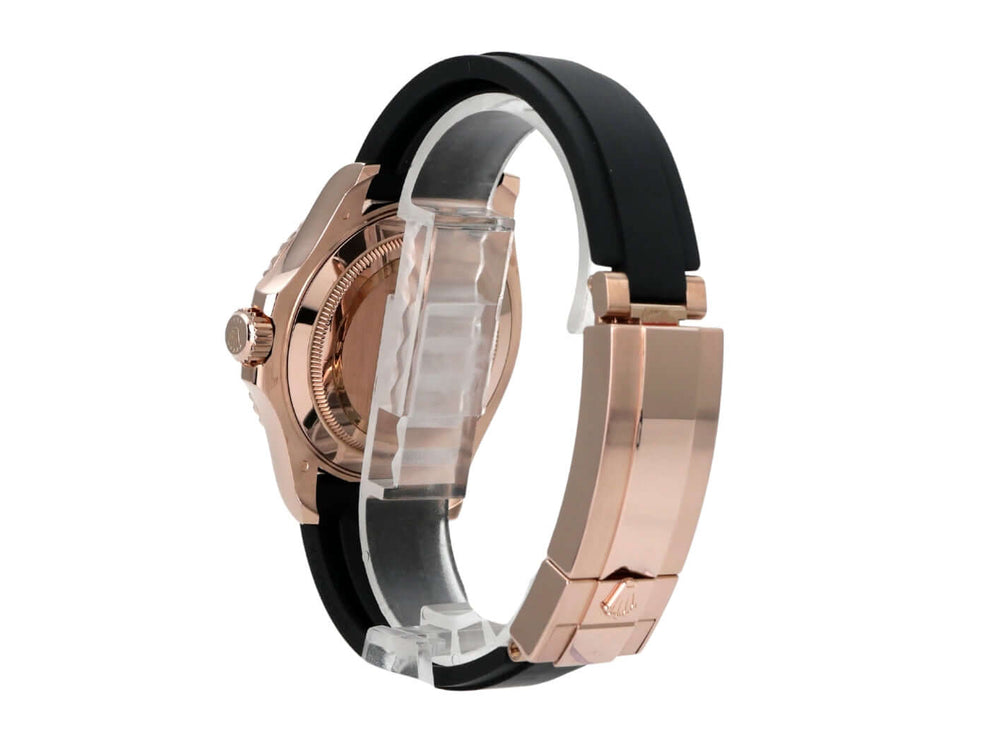 Seitenansicht der Rolex Yacht-Master 40 Everose-Gold 126655 mit Oyster Kautschukband und Everose-Gold Gehäuse.