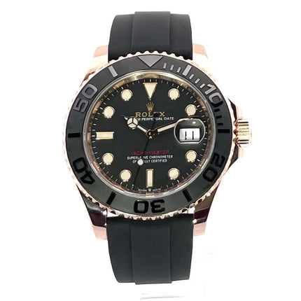 Rolex Yacht-Master 40 Everose-Gold 126655 aus 2021 mit schwarzem Zifferblatt, Oyster Kautschukband und Keramiklünette.