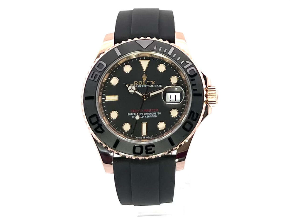 Rolex Yacht-Master 40 Everose-Gold 126655 aus 2021 mit schwarzem Zifferblatt, Oyster Kautschukband und Keramiklünette.