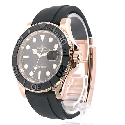 Rolex Yacht-Master 40 Everose-Gold Ref. 126655 mit schwarzem Zifferblatt und Oysterflex-Band, 40mm Gehäuse und Keramiklünette.