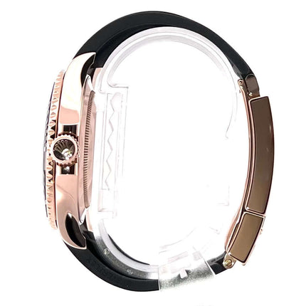 Rolex Yacht-Master 40 Everose-Gold 126655 aus der Seitenansicht, poliertes 18 kt Everose-Gold Gehäuse und Oyster Kautschukband.