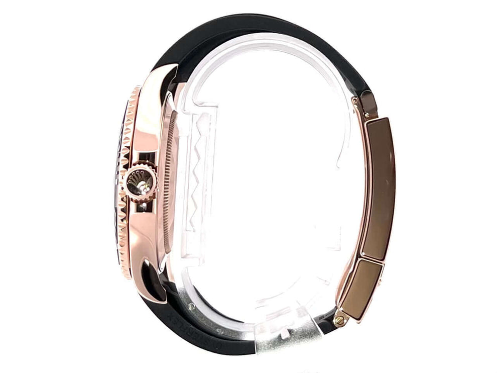 Rolex Yacht-Master 40 Everose-Gold 126655 aus der Seitenansicht, poliertes 18 kt Everose-Gold Gehäuse und Oyster Kautschukband.