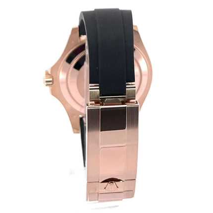 Rückansicht einer Rolex Yacht-Master 40 Everose-Gold 126655 mit Oysterflex-Armband.