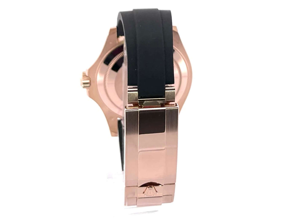 Rückansicht einer Rolex Yacht-Master 40 Everose-Gold 126655 mit Oysterflex-Armband.