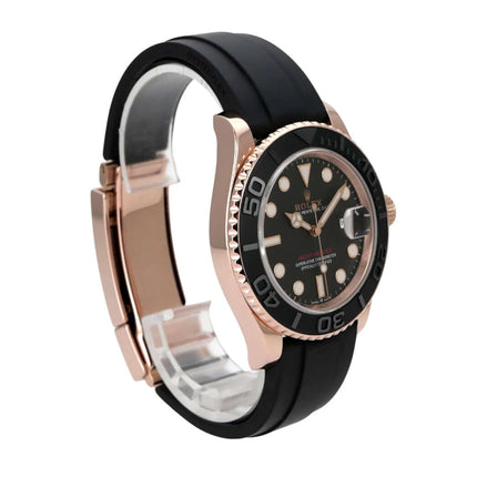 Rolex Yacht-Master 40 Everose-Gold 126655 mit schwarzem Zifferblatt und Oyster Kautschukband.