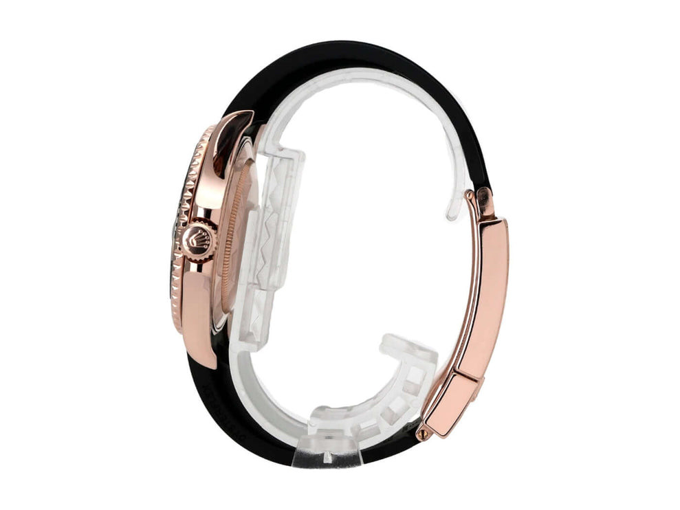 Rolex Yacht-Master 40 Everose-Gold 126655 seitliche Ansicht, Gehäuse aus 18 kt Everose-Gold mit Oyster Kautschukband.