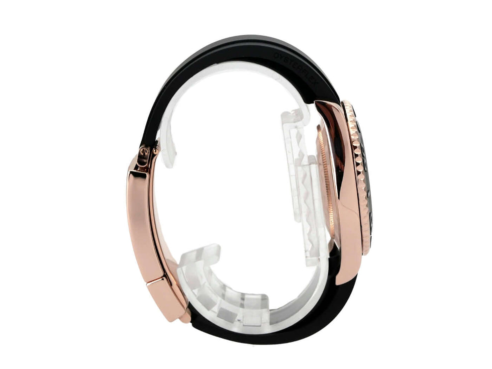 Rolex Yacht-Master 40 Everose-Gold 126655 seitliche Ansicht mit Kautschukband und Gehäuse aus 18 kt Everose-Gold.