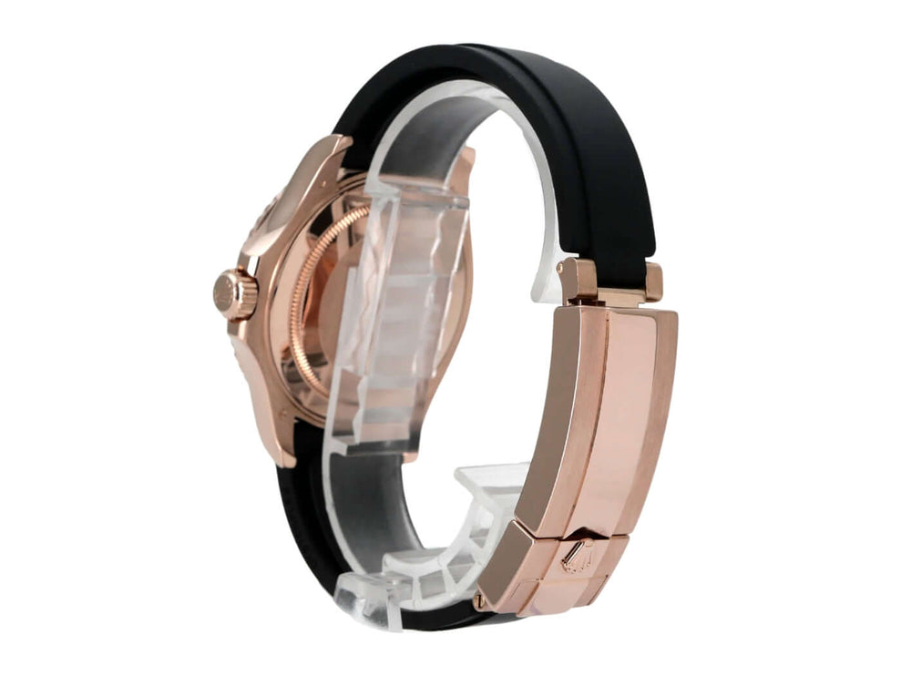 Rolex Yacht-Master 40 Everose-Gold 126655 seitliche Ansicht mit Oyster Kautschukband und Sicherheitsfaltschließe