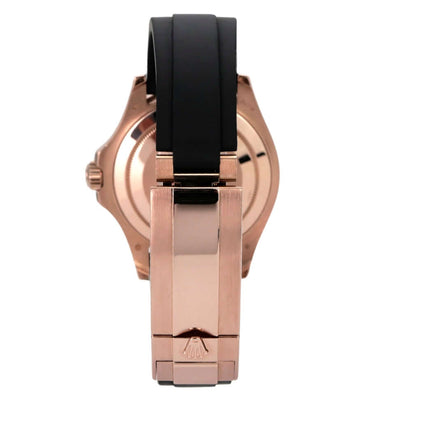 Rolex Yacht-Master 40 Everose-Gold 126655 Rückansicht mit schwarzem Kautschukband und Sicherheitsfaltschließe.