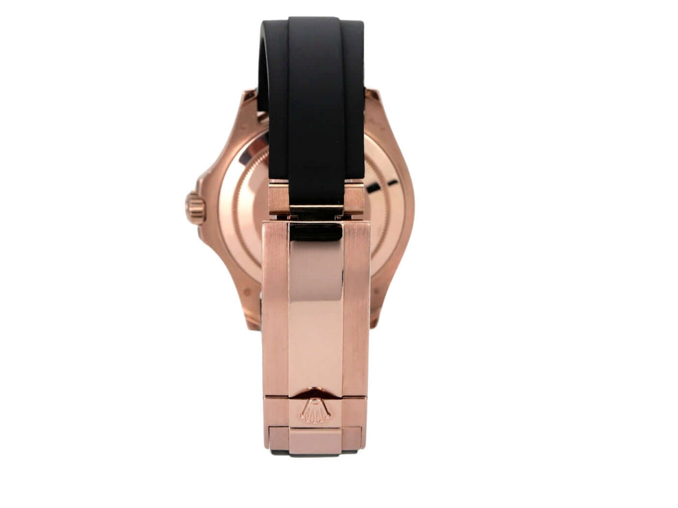 Rolex Yacht-Master 40 Everose-Gold 126655 Rückansicht mit schwarzem Kautschukband und Sicherheitsfaltschließe.