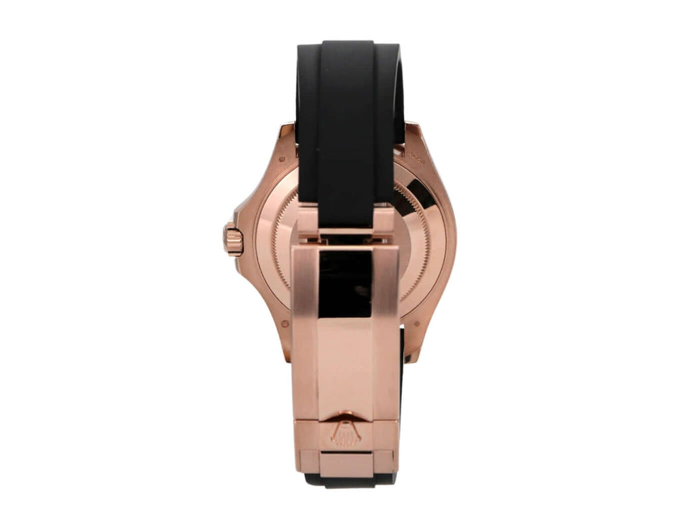 Ansicht der Rückseite der Rolex Yacht-Master 40 in Everose-Gold mit Kautschukband und Sicherheitsfaltschließe.