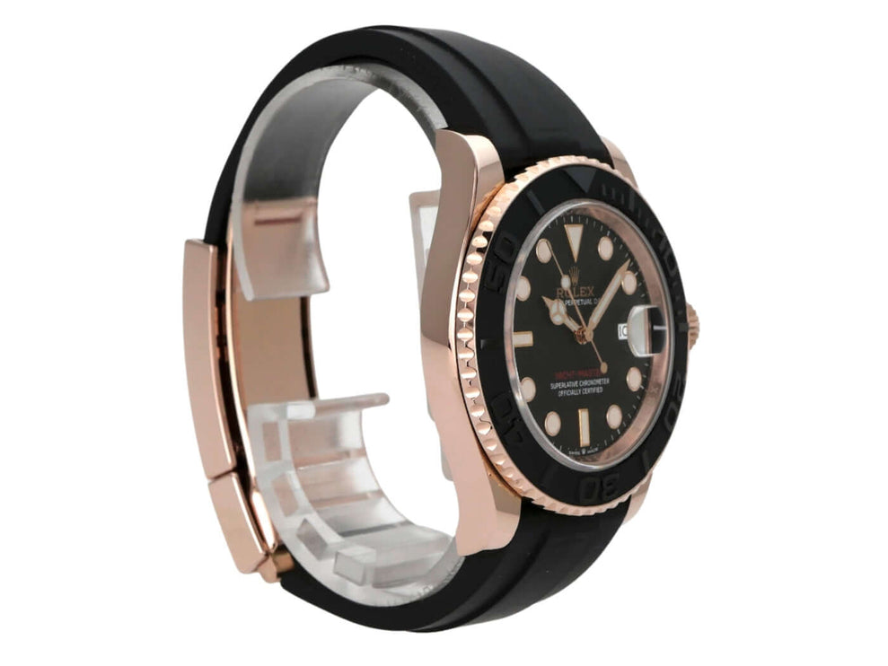 Rolex Yacht-Master 40 Everose-Gold 126655 seitliche Ansicht mit schwarzem Zifferblatt und Oyster Kautschukband.