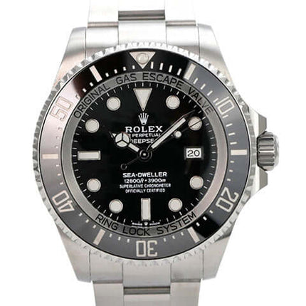 Rolex Sea-Dweller 126660 Deepsea Edelstahl Armbanduhr mit schwarzem Zifferblatt und drehbarer Lünette.
