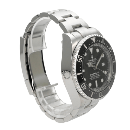 Rolex Sea-Dweller 126660 Deepsea Uhr mit Edelstahlgehäuse und schwarzem Zifferblatt, seitliche Ansicht der Uhr.