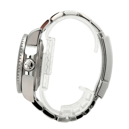 Rolex Sea-Dweller 126660 Deepsea seitliche Ansicht des Gehäuses und Armbands aus Edelstahl.