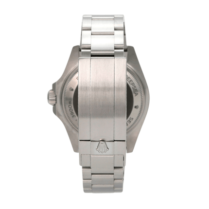 Seitenansicht der Rolex Sea-Dweller 126660 Deepsea mit poliertem Edelstahlband und Oyster-Gehäuse.