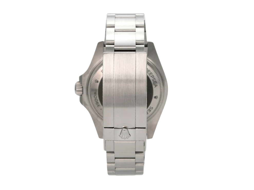 Seitenansicht der Rolex Sea-Dweller 126660 Deepsea mit poliertem Edelstahlband und Oyster-Gehäuse.