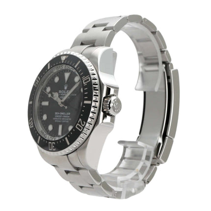 Rolex Sea-Dweller 126660 Deepsea in Edelstahl mit schwarzem Zifferblatt und Sicherheitsfaltschließe seitlich abgebildet.