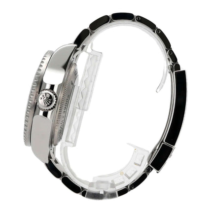 Seitenansicht der Rolex Sea-Dweller 126660 Deepsea mit poliertem Edelstahlgehäuse und Oyster Edelstahlband.