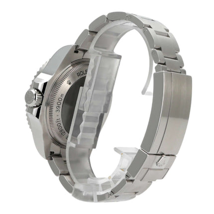 Seitenansicht der Rolex Sea-Dweller 126660 Deepsea mit poliertem und satiniertem Edelstahlgehäuse und Oyster-Armband.
