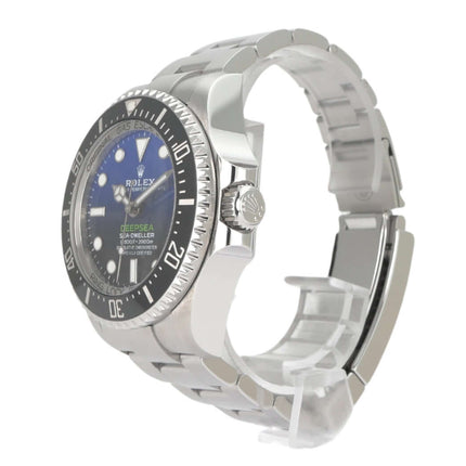 Rolex Sea-Dweller Deepsea 126660 D-Blue Uhr mit Edelstahlgehäuse und blau-schwarzem Zifferblatt, seitliche Ansicht.