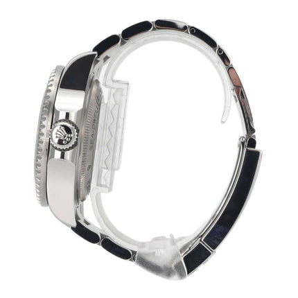 Seitenansicht Rolex Sea-Dweller Deepsea 126660, Edelstahlgehäuse und -armband, Krone und Lünette sichtbar.