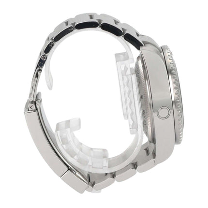 Seitenansicht der Rolex Sea-Dweller Deepsea 126660 D-Blue mit Edelstahlarmband und Heliumventil bei 9 Uhr