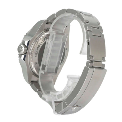 Rückansicht der Rolex Sea-Dweller Deepsea 126660 mit Edelstahlarmband und Sicherheitsfaltschließe, zeigt Gehäuse und Verschlussmechanismus.