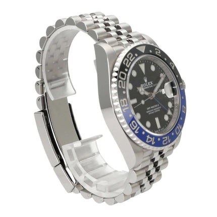 Rolex GMT Master II 126710BLNR Edelstahl mit schwarzem Zifferblatt und blau/schwarzer Lünette, seitliche Ansicht.
