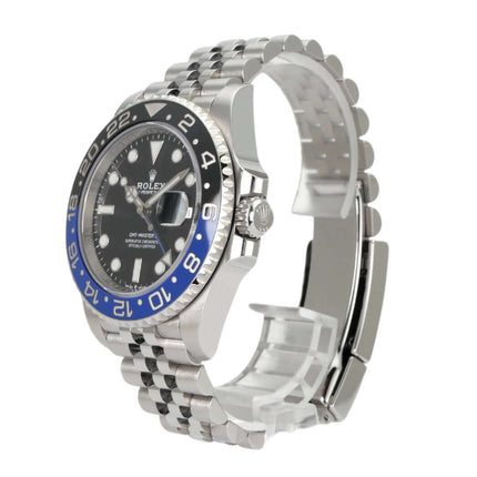 Rolex GMT Master II 126710BLNR aus Edelstahl mit blau-schwarzer Keramik-Lünette und schwarzem Zifferblatt.