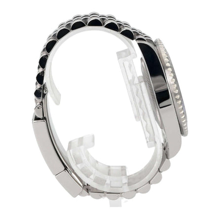 Rolex GMT Master II 126710BLNR Edelstahlarmband und Gehäuseansicht, seitlich mit Jubile-Design und polierten Oberflächen.