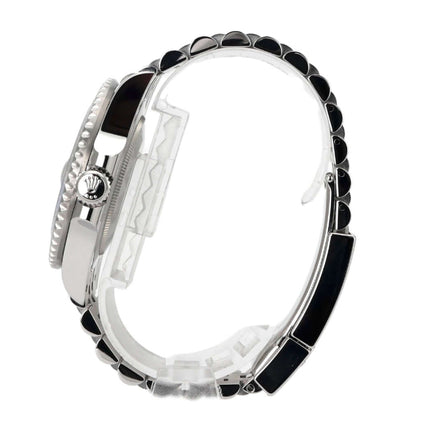 Rolex GMT Master II 126710BLNR Edelstahl Armbandseite mit glänzenden und matten Oberflächen.